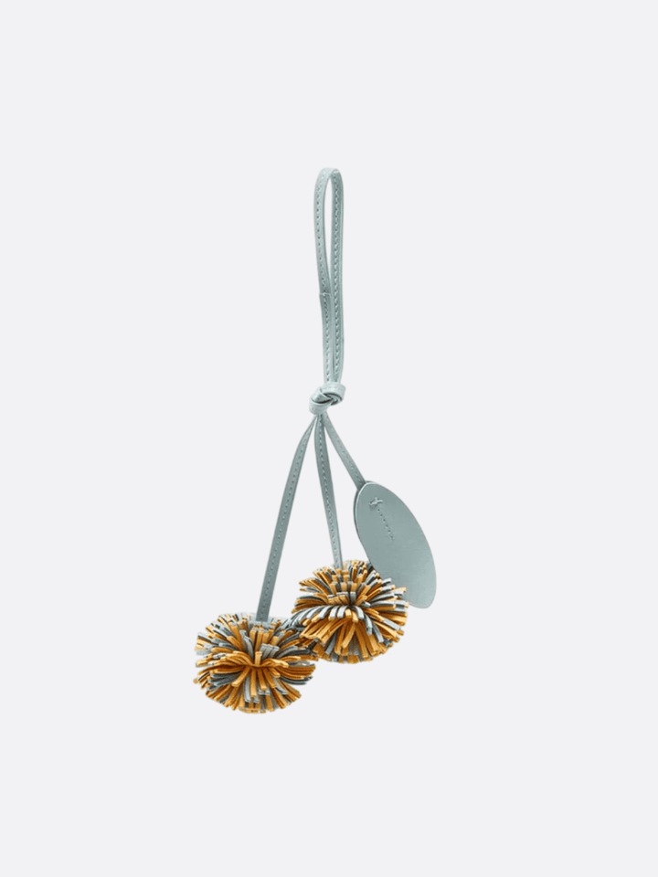 Bijou de sac pompon cuir gris clair